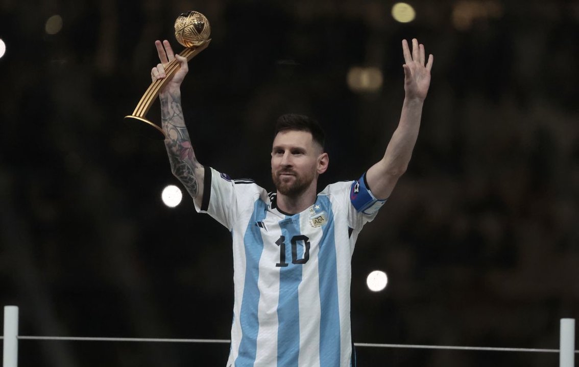 Lionel Messi levanta el trofeo al mejor jugador del Mundial de Qatar tras ser también el mejor de la final.