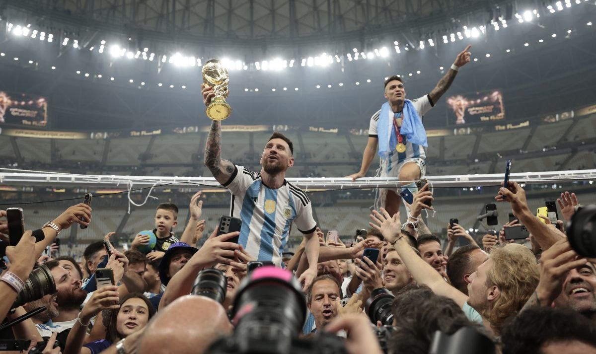 Lionel Messi lidera el once del Mundial, en el que figuran los también argentinos Dibu Martínez y Otamendi.