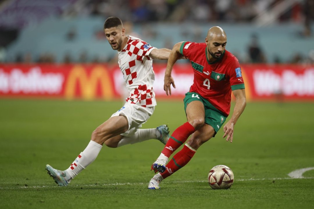 Amrabat conduce un balón en el partido entre Croacia y Marruecos.
