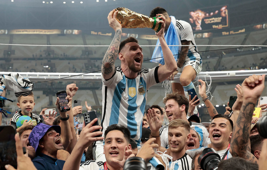 Messi levanta la Copa del Mundo tras ganar a Francia en la final. // EFE