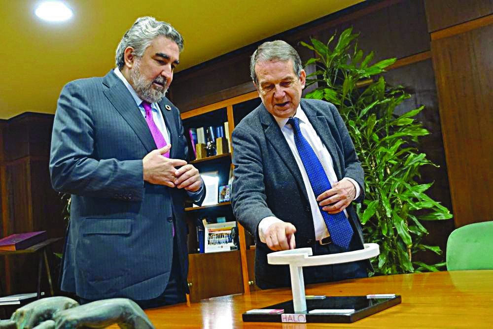 El alcalde de Vigo, Abel Caballero, en su despacho con el embajador de España en la Unesco, José Manuel Rodríguez Uribes.