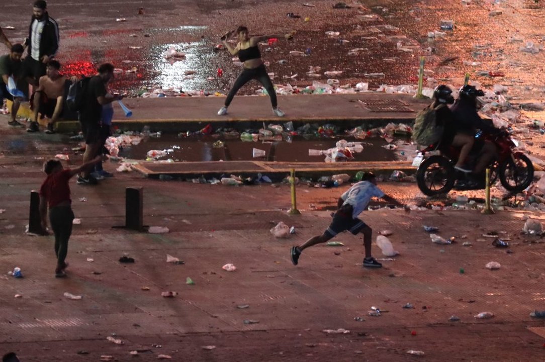 Hinchas argentinos lanzaron piedras y botellas a los agentes de policía en el Obelisco.