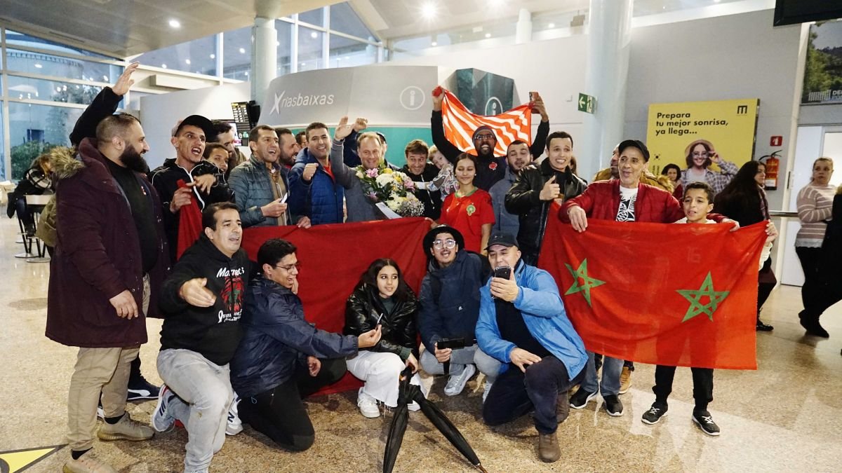 Una veintena de marroquíes recibieron a Edu Domínguez y Juan Solla en el aeropuerto de Peinador.