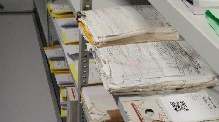 Documentos del archivo del juzgado, afectados por las goteras en la nueva Cidade da Xustiza.