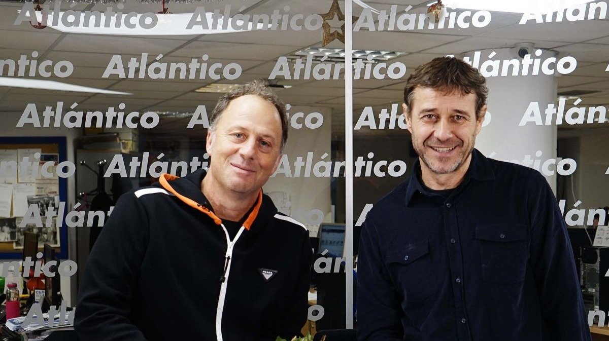Juan Solla y Edu Domínguez se acercaron ayer a la redacción de Atlántico para compartir su éxito.