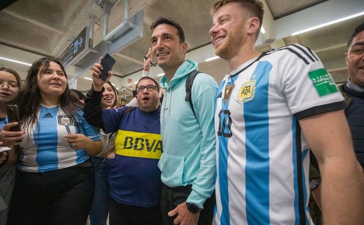 Aficionados argentinos recibieron a Lionel Scaloni en Palma.