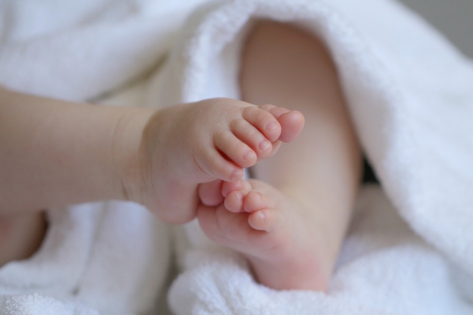 Pies de un bebé. // Pixabay