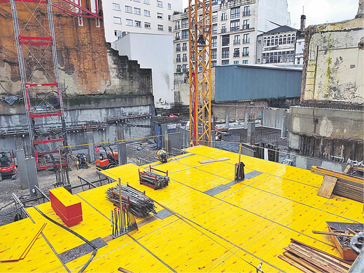 La construcción del edificio de Marqúes de Valladares, en el resto de la parcela, avanza con rapidez. // Vicente Alonso