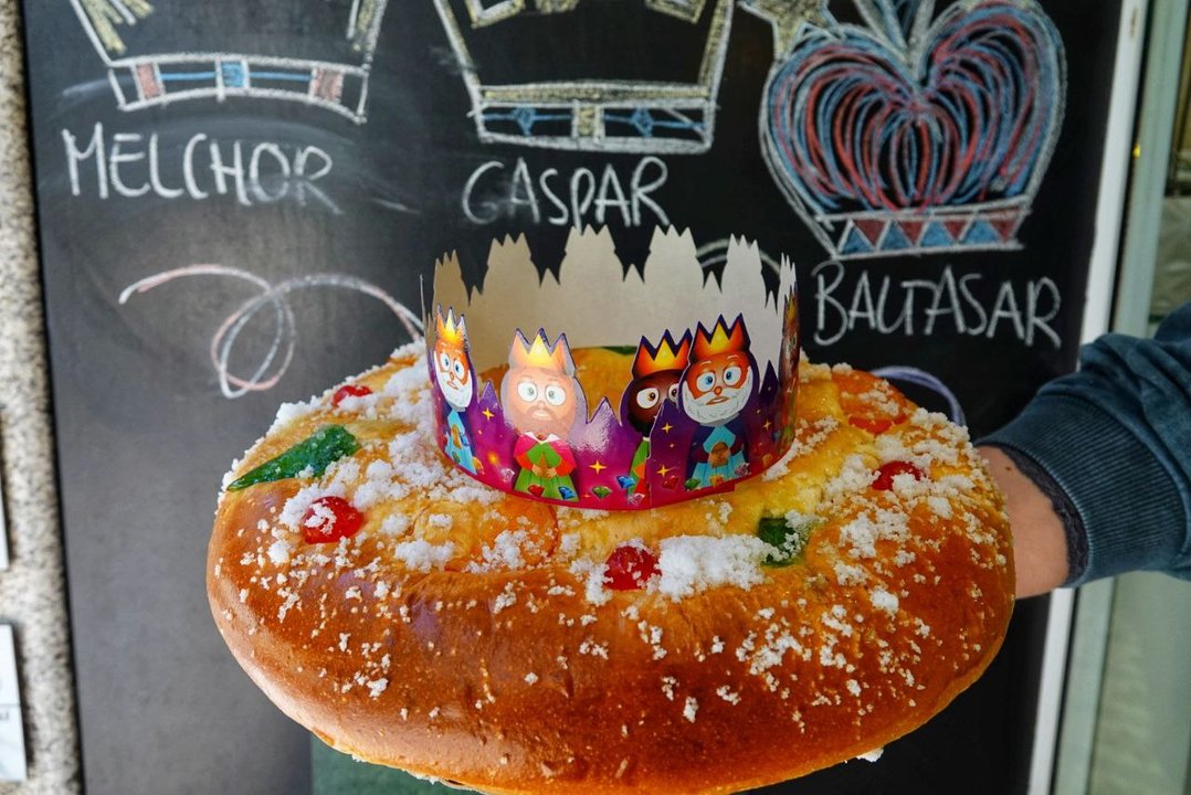 Un roscón de Reyes de una panadería de Vigo. // Vicente Alonso