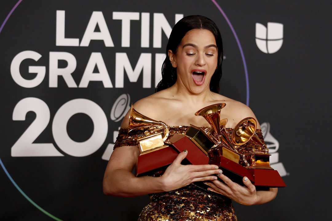 Rosalía, con los premios al Álbum del Año, al Mejor Paquete de Grabación y al Mejor Álbum de Música Alternativa, posa en la sala de prensa durante la ceremonia de la 23ª edición de los Premios Grammy Latinos.