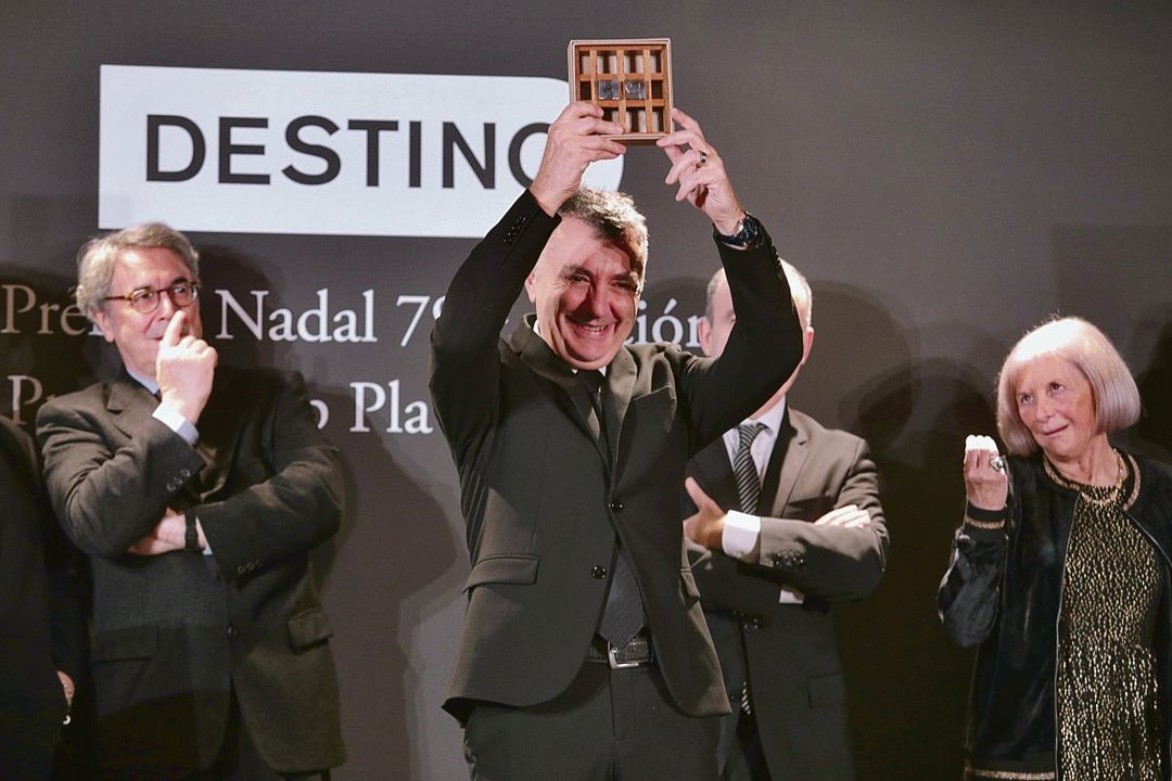 Manuel Vilas, recoge el premio que le acredita como ganador del Nadal.