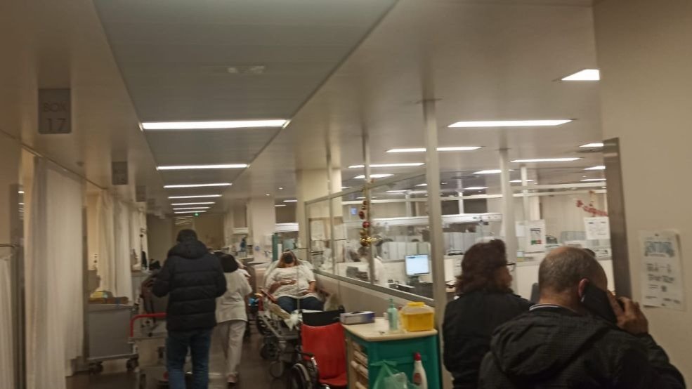 El mes de enero encadena varios picos de asistencia en Urgencias, con pacientes en pasillos este domingo.