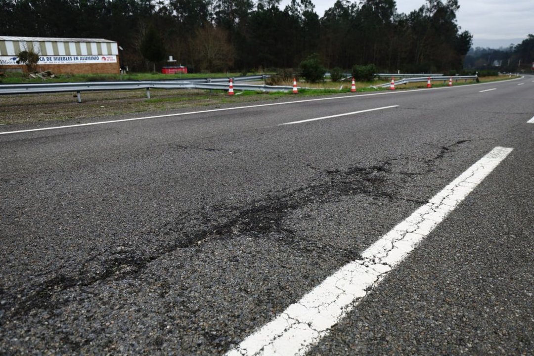 Uno de los tramos de la autovía, afectados por el deterioro y con conos provisionales.