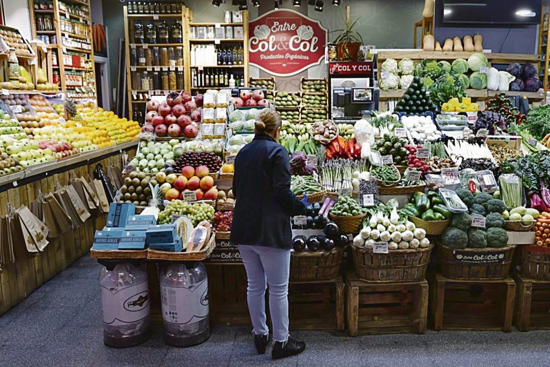 Un puesto de verduras y frutas en un mercado en Madrid.