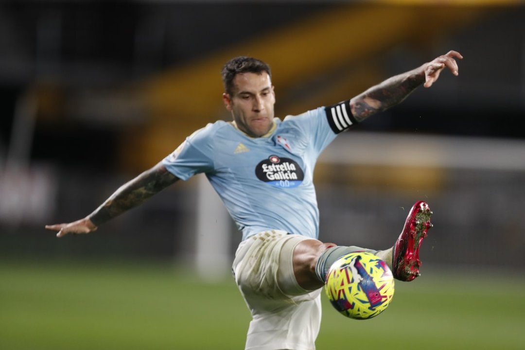 El capitán céltico Hugo Mallo trata de controlar un balón durante el partido del pasado viernes en Balaídos ante el Villarreal.