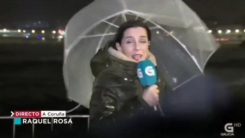 La periodista Raquel Rosa informando sobre el temporal en el informativo de la TVG // TVG