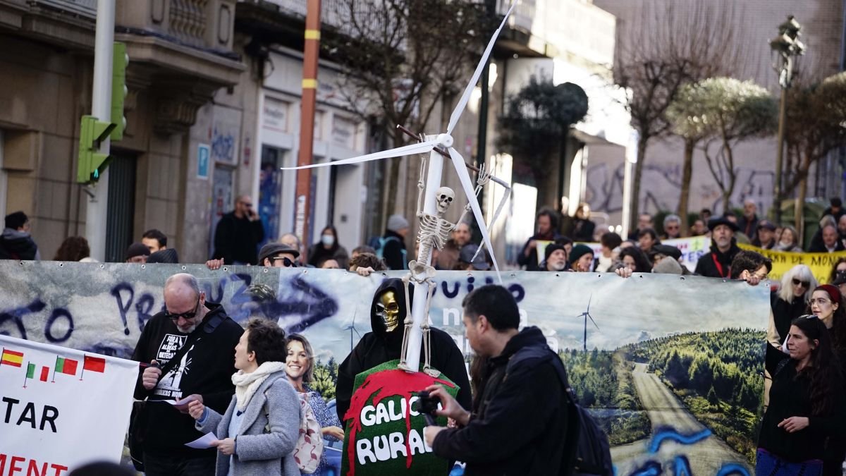 Manifestantes protestando contra los eólicos ayer en el centro de Vigo.