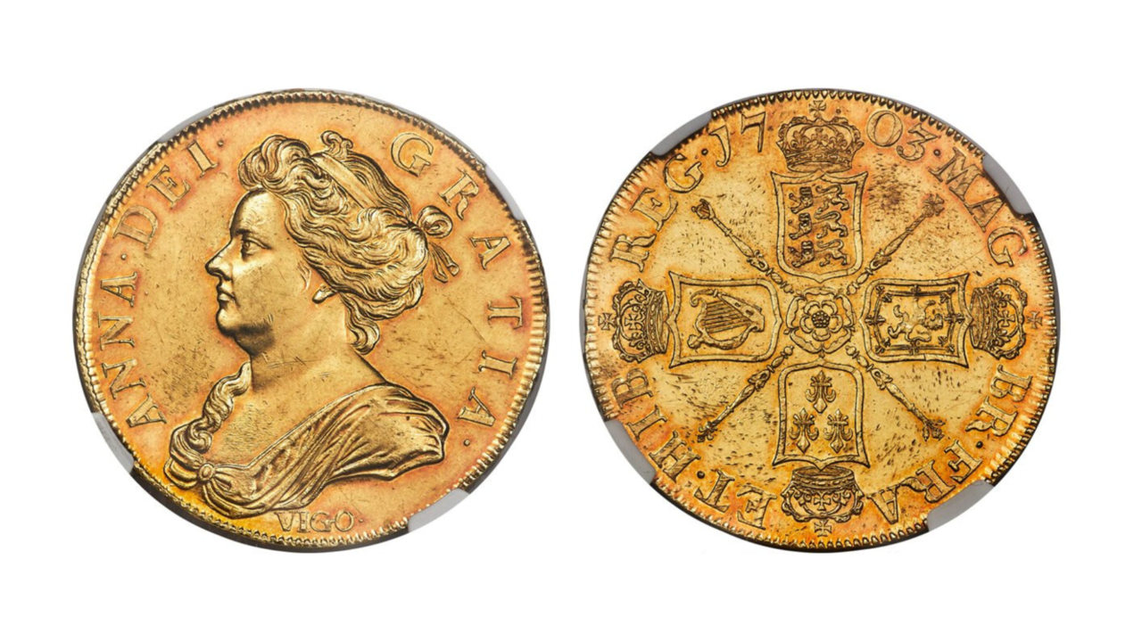 Las dos caras de una moneda de 5 guineas de la reina Ana, con el sello Vigo. // Heritage Auctions