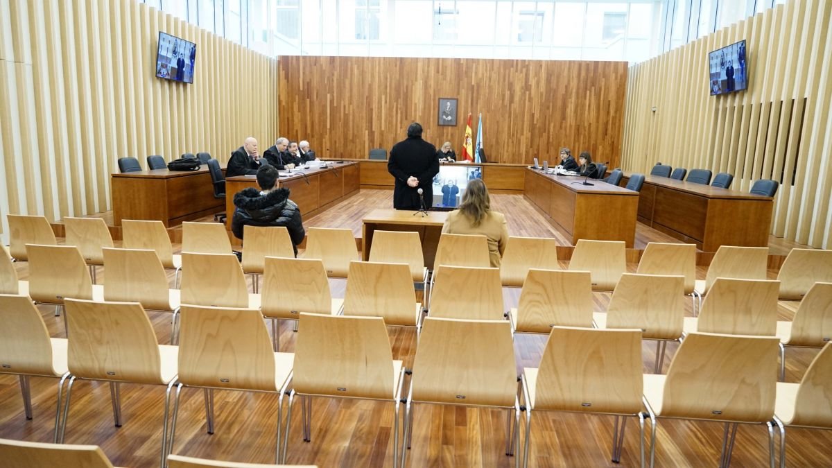 Imagen del primer juicio, celebrado ayer en la gran sala de vistas de la Cidade da Xustiza.