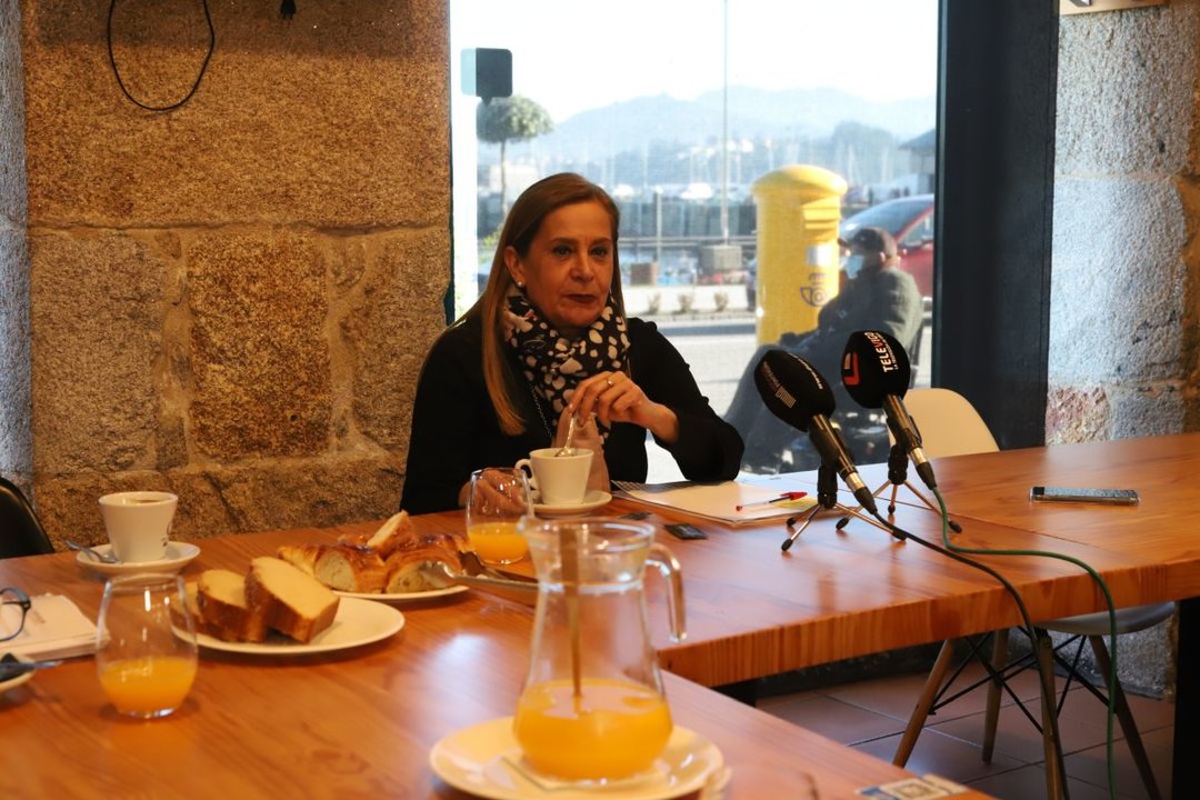 Carmela Silva durante el desayuno informativo celebrado ayer miércoles en un céntrico local de Baiona.
