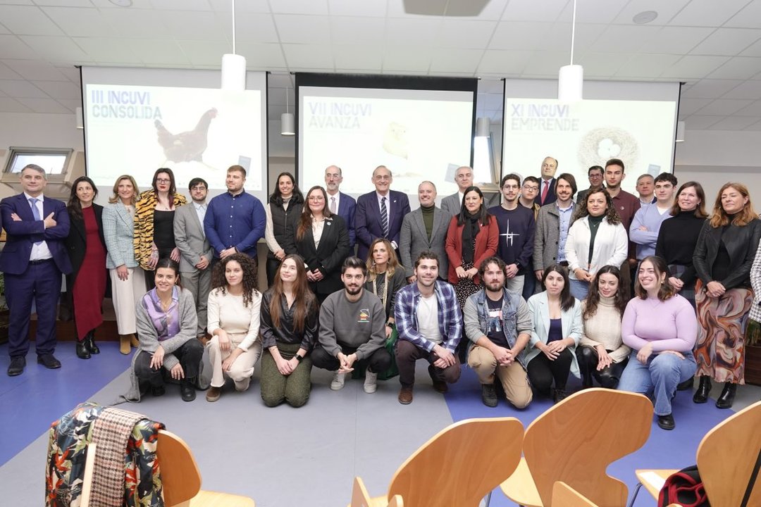 Los emprendedores premiados por la Universidad de Vigo junto al rector  y representantes de los patrocinadores.