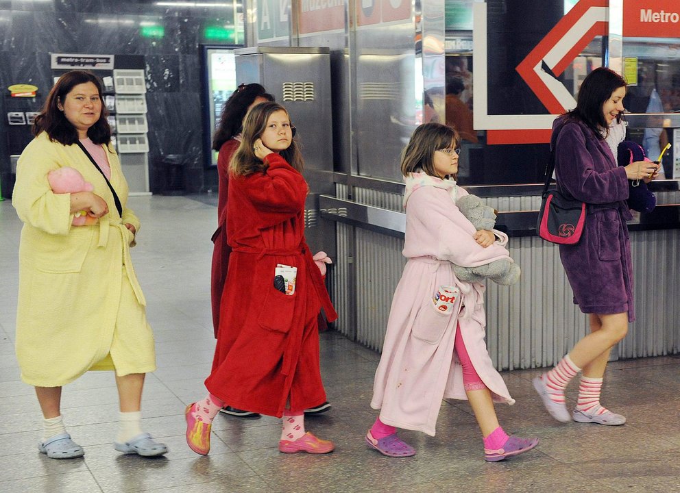 Varias mujeres visten pijama por la calle. // EFE