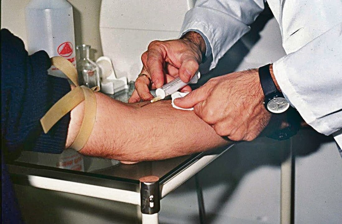 Un paciente se somete a un control de sangre.