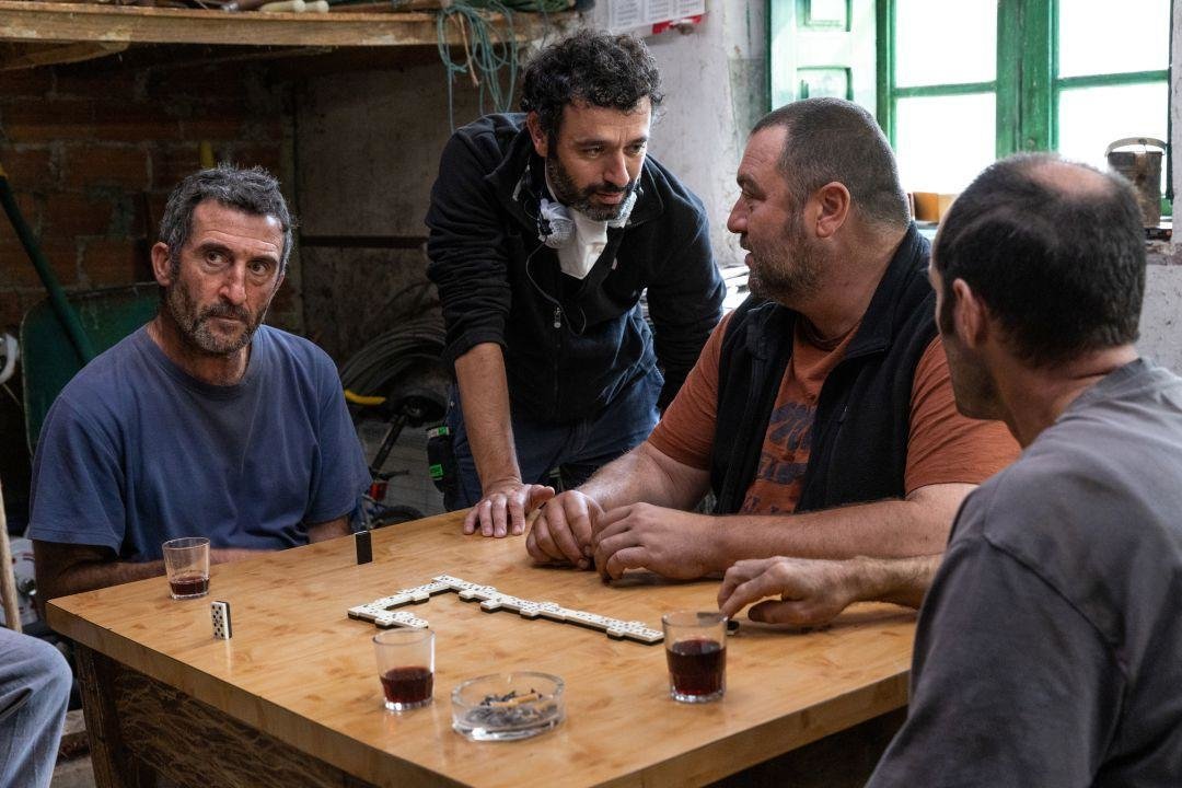El actor gallego Luis Zahera y el director Rodrigo Sorogoyen en el rodaje de 'As Bestas'.