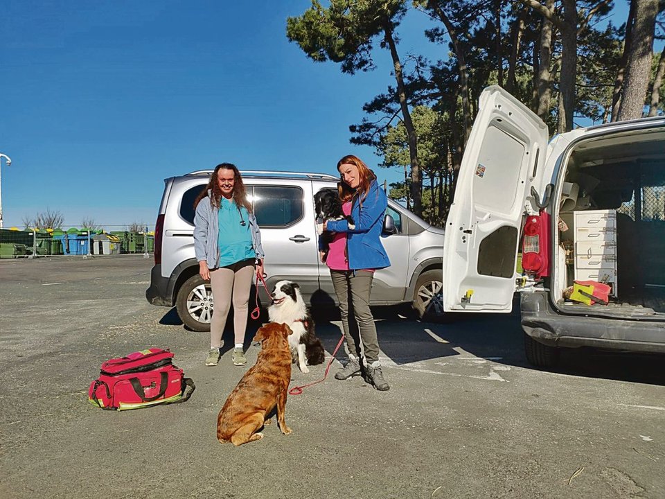 Antía y Brenda con sus clínicas ambulantes con las que atienden a las mascotas en sus casas.