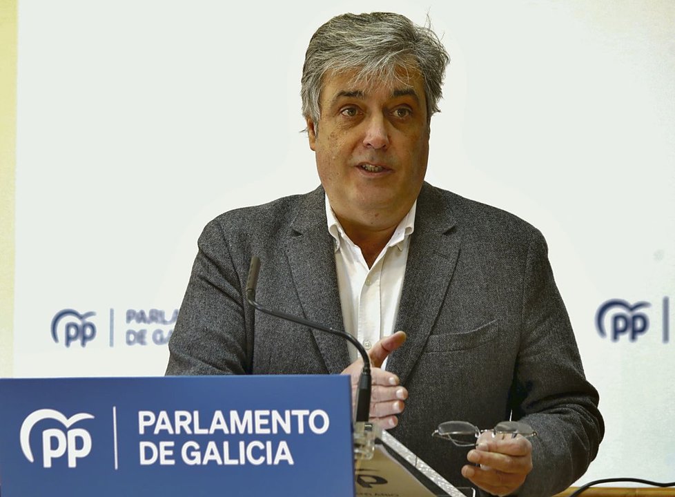 Pedro Puy, ayer durante su rueda de prensa en el Parlamento de Galicia.