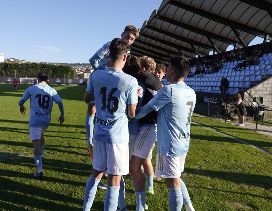 Los jugadores del Gran Peña celebran su gol del pasado domingo en Barreiro.