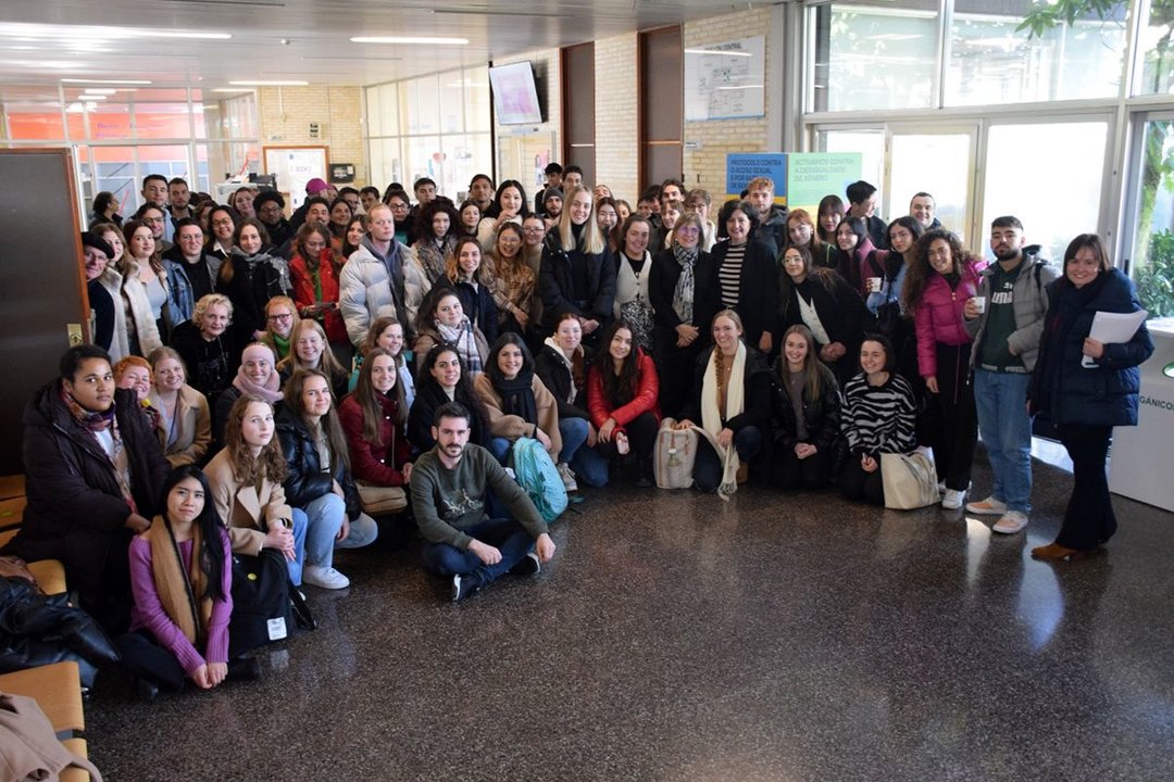 Los alumnos extranjeros que llegaron al campus de Vigo, ayer con miembros del vicerrectorado.