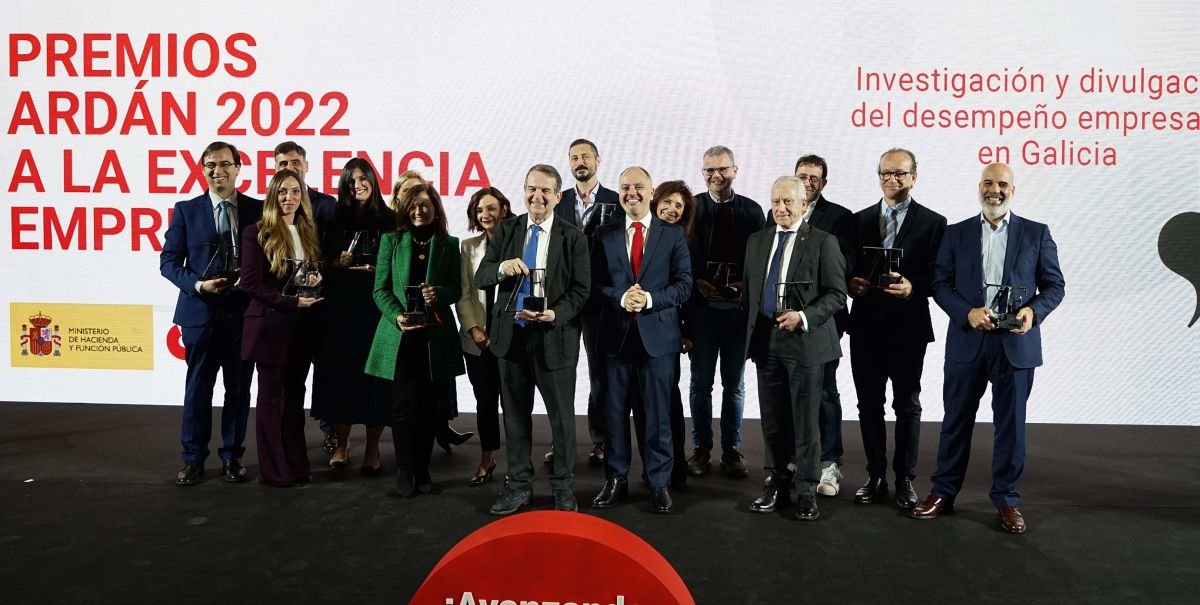 Las empresas distinguidas con los Premios Ardán de excelencia, con sus galardones, el alcalde Abel Caballero y el delegado  David Regades.