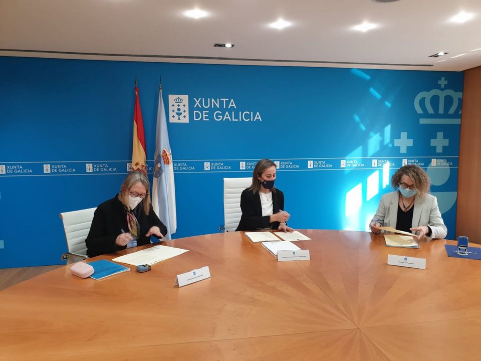 Rosa Cobo(Acuaes), Ethel Vázquez y Cristina Fernández, firmaron la ampliación de la EDAR en enero de 2022.
