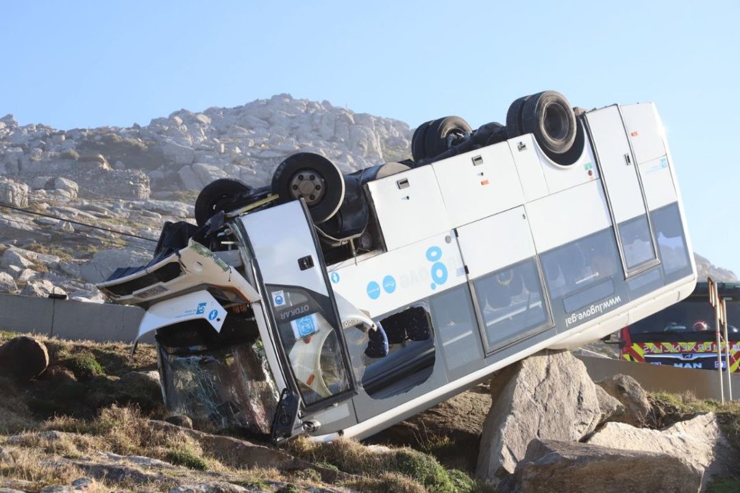 Estado en que quedó el autobús tras chocar contra el pretil en Cabo Silleiro, salirse de la carretera Baiona-A Guarda y acabar volcado sobre una roca.
