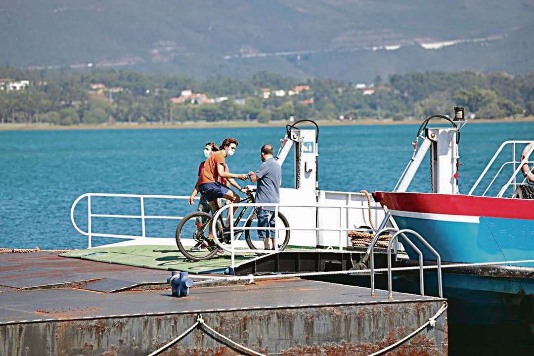 En agosto del año 2021 una avería en la plataforma de atraque de Camposancos impidió qu el ferry siguiese transportando vehículos, salvo bicicletas.