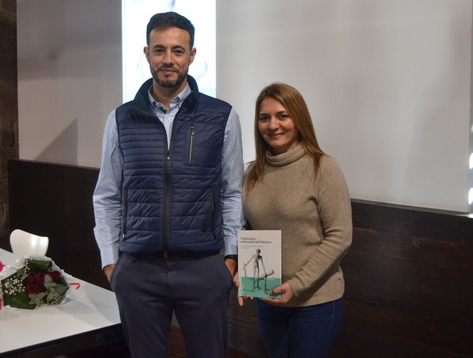 Pablo Campo y la vicerrectora Eva María Lantarón, con el libro.