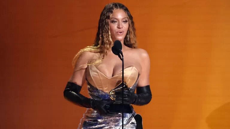 Beyoncé recibiendo uno de los premios Grammy.