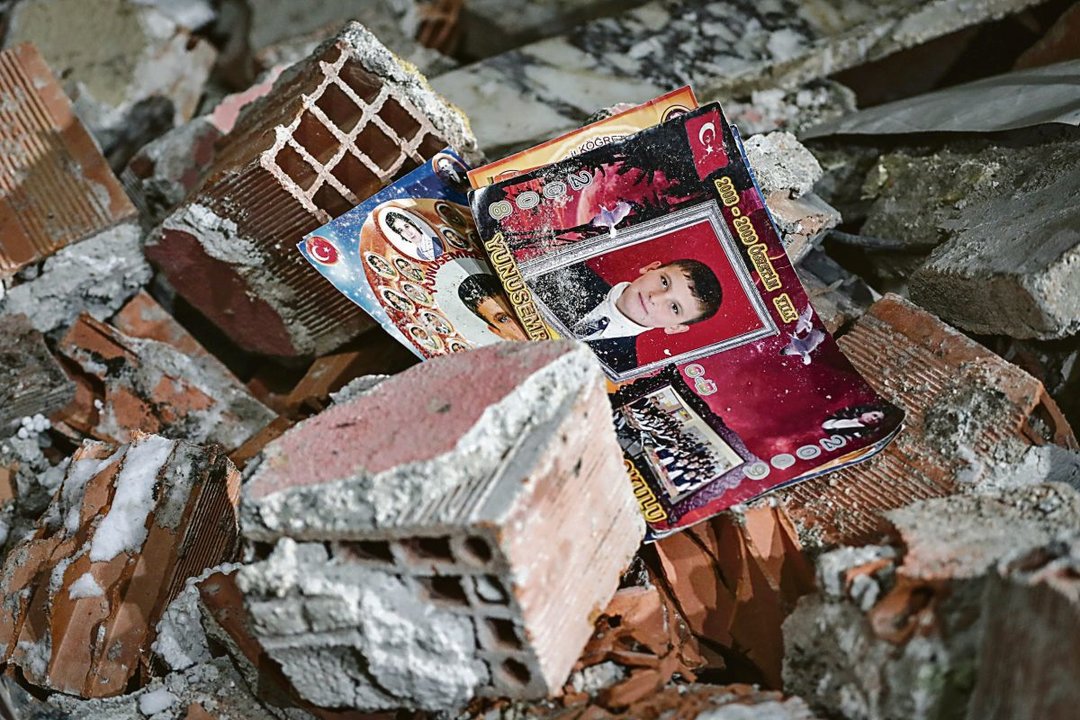 Una foto del colegio de un niño entre los escombros de un edificio destruido en Kahramanmaras.