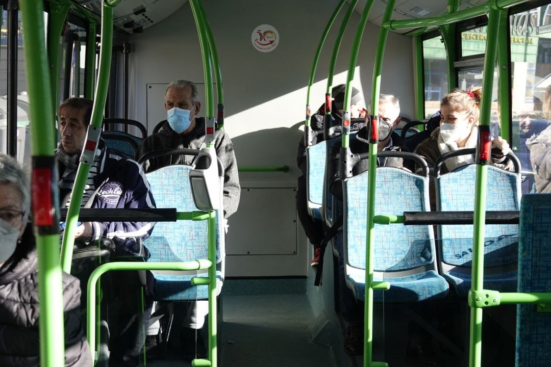 Personas con mascarilla en el transporte urbano de Vigo, este miércoles 8 de febrero. // Vicente Alonso