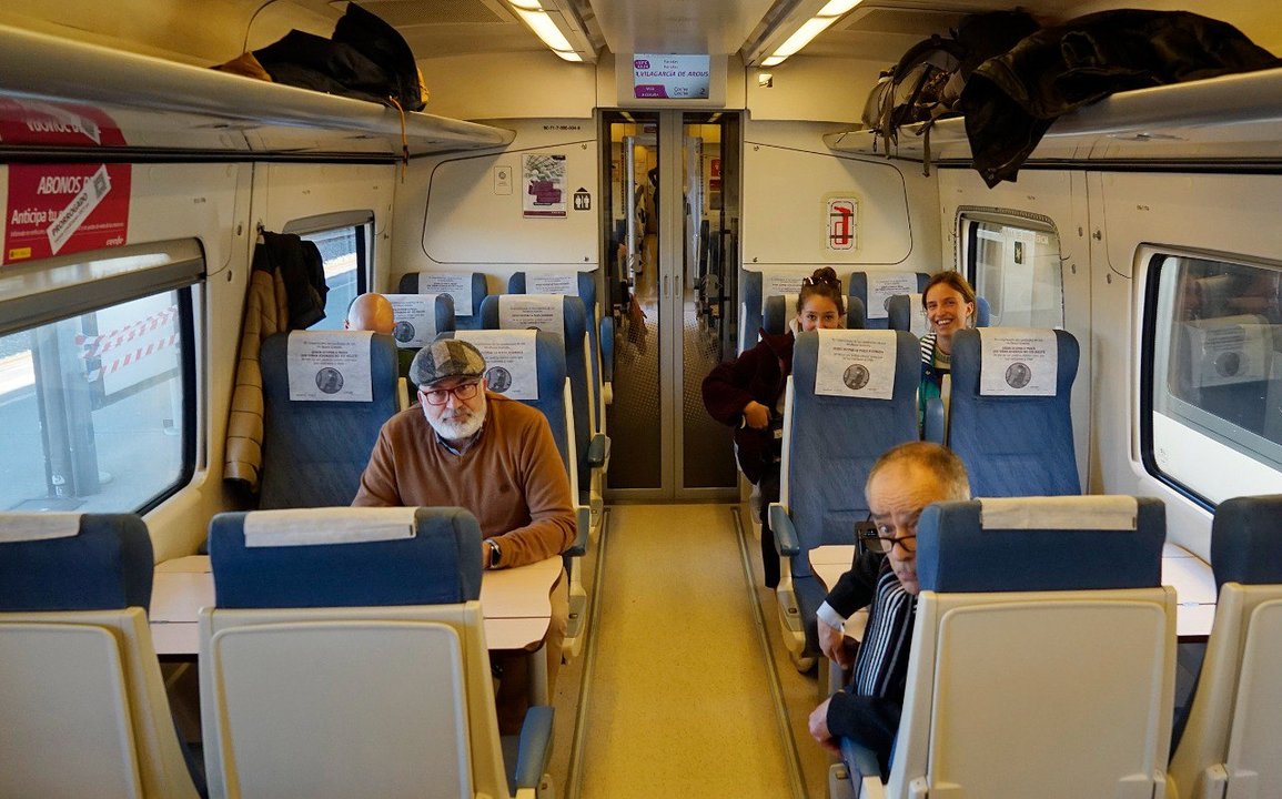 Gente sin mascarilla, este miércoles, 8 de febrero, en un tren en Vigo. // J.V. Landín