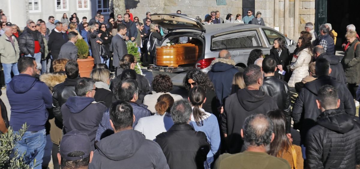 Centenares de personas asistieron a dar el último adiós a Beatriz en el funeral celebrado ayer, en la iglesia de Santa María.
