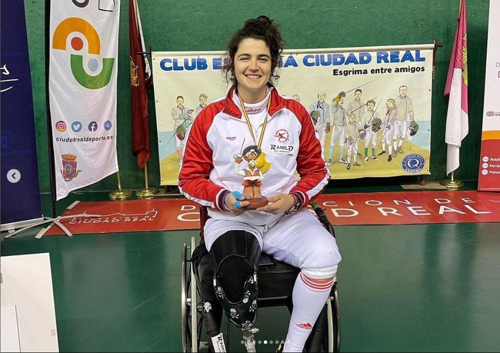 Judith Rodríguez posa con el trofeo que conquistó en Ciudad Real.