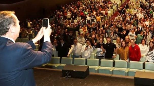Abel Caballero sacando una foto con el móvil en el acto de entrega de diplomas de 'Vigo en inglés'. // Instagram (@abel_caballero_oficial)
