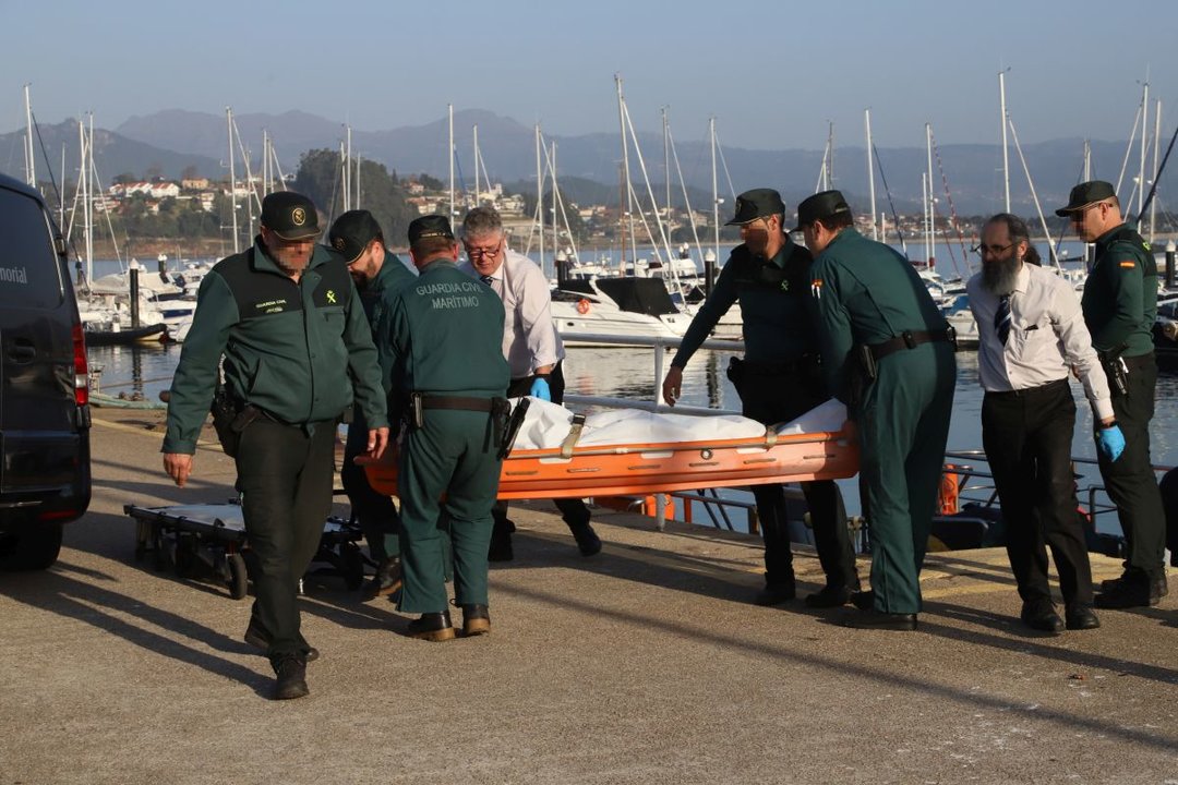 Momento de llegada del cadáver del fallecido al puerto de Baiona tras ser rescatado en el mar. Con presencia de la Guardia Civil y los Servicios Funerarios.