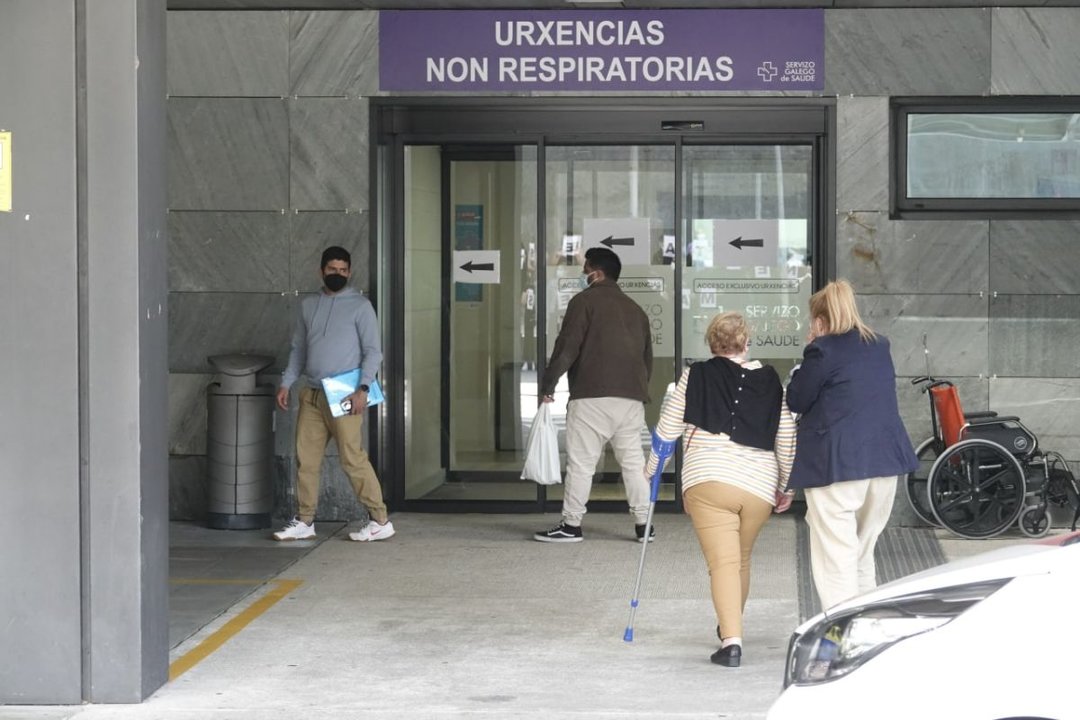 Entrada de pacientes al servicio de Urgencias del hospital público Álvaro Cunqueiro.