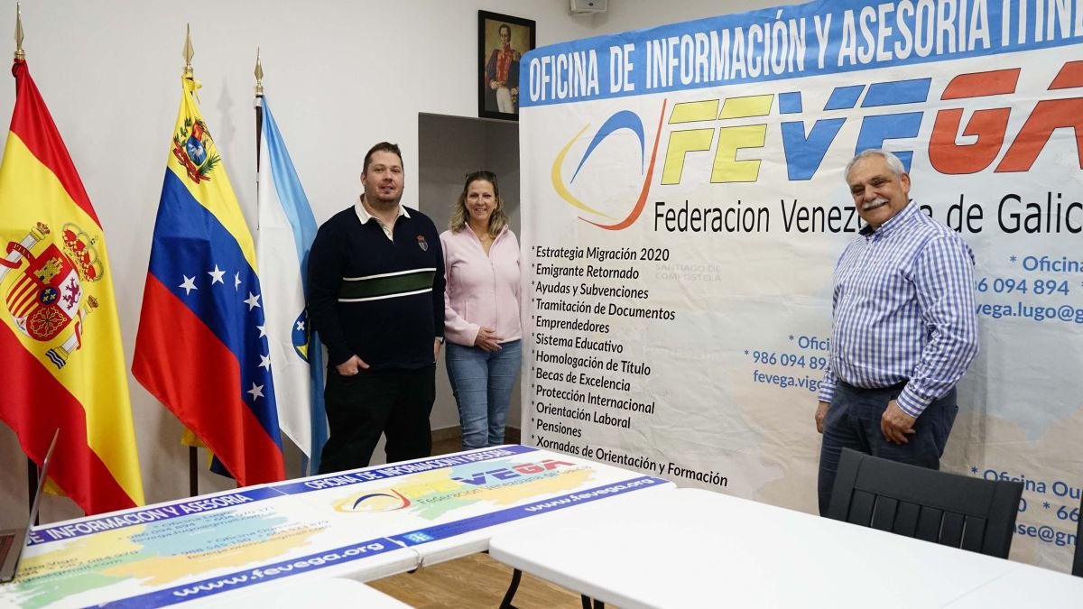 Manuel Pérez, a la derecha, esta semana en la federación venezolona en Vigo, la mayor colonia en Galicia.