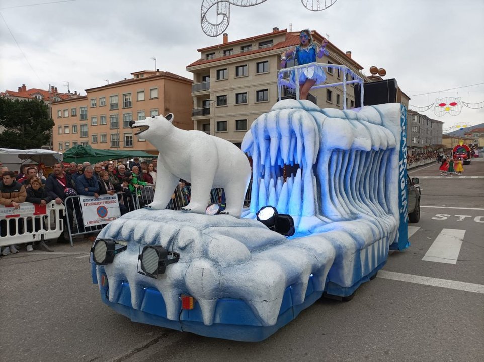 Un oso polar lidera una carroza “congelada” en el desfile de Carnaval de Tui.