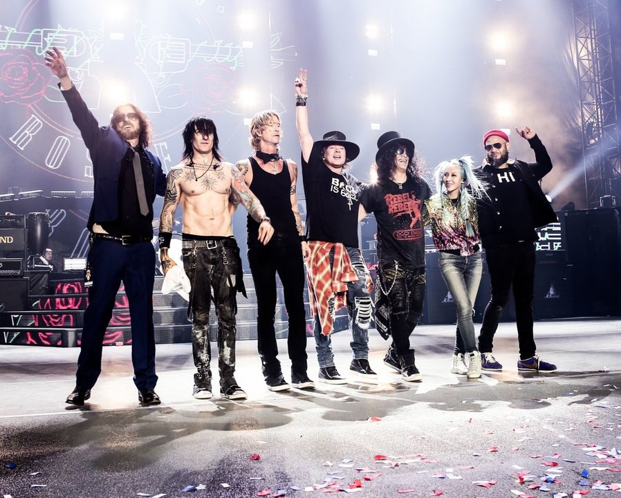 La formación actual de la banda, con Duff McKagan, Axl Rose y Slash (únicos miembros originales) en el centro.