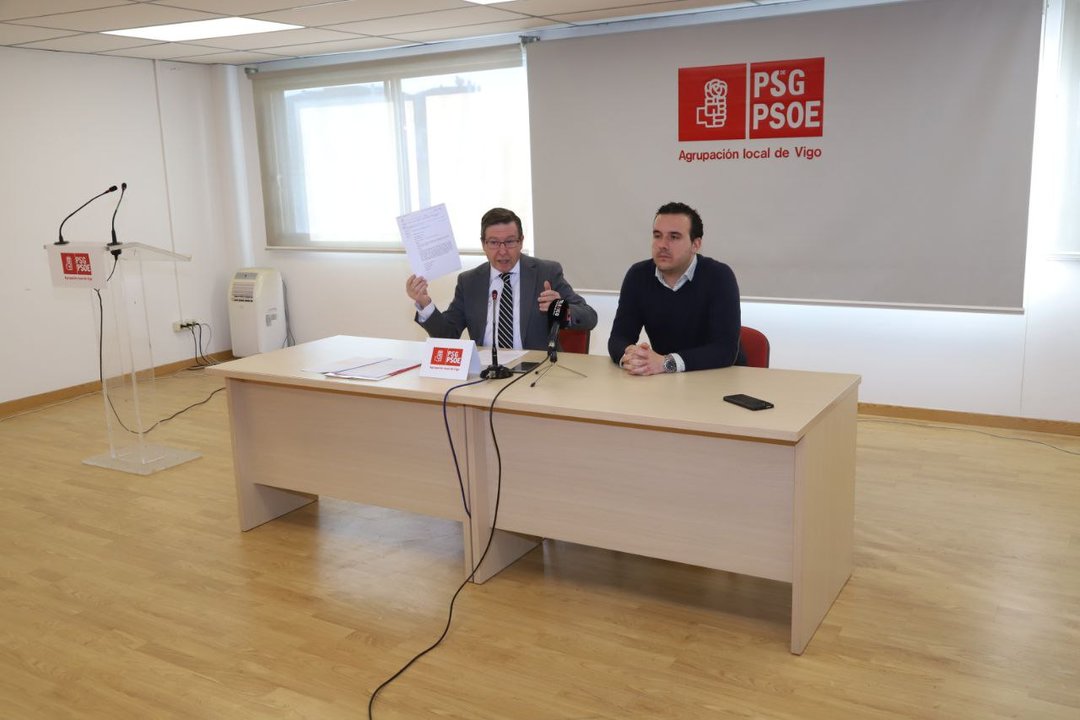 Rueda de prensa de Carlos López Font, secretario del PSOE en Vigo, y Fernando López, secretario de organización de la Comisión Ejecutiva del PSdG Baiona.